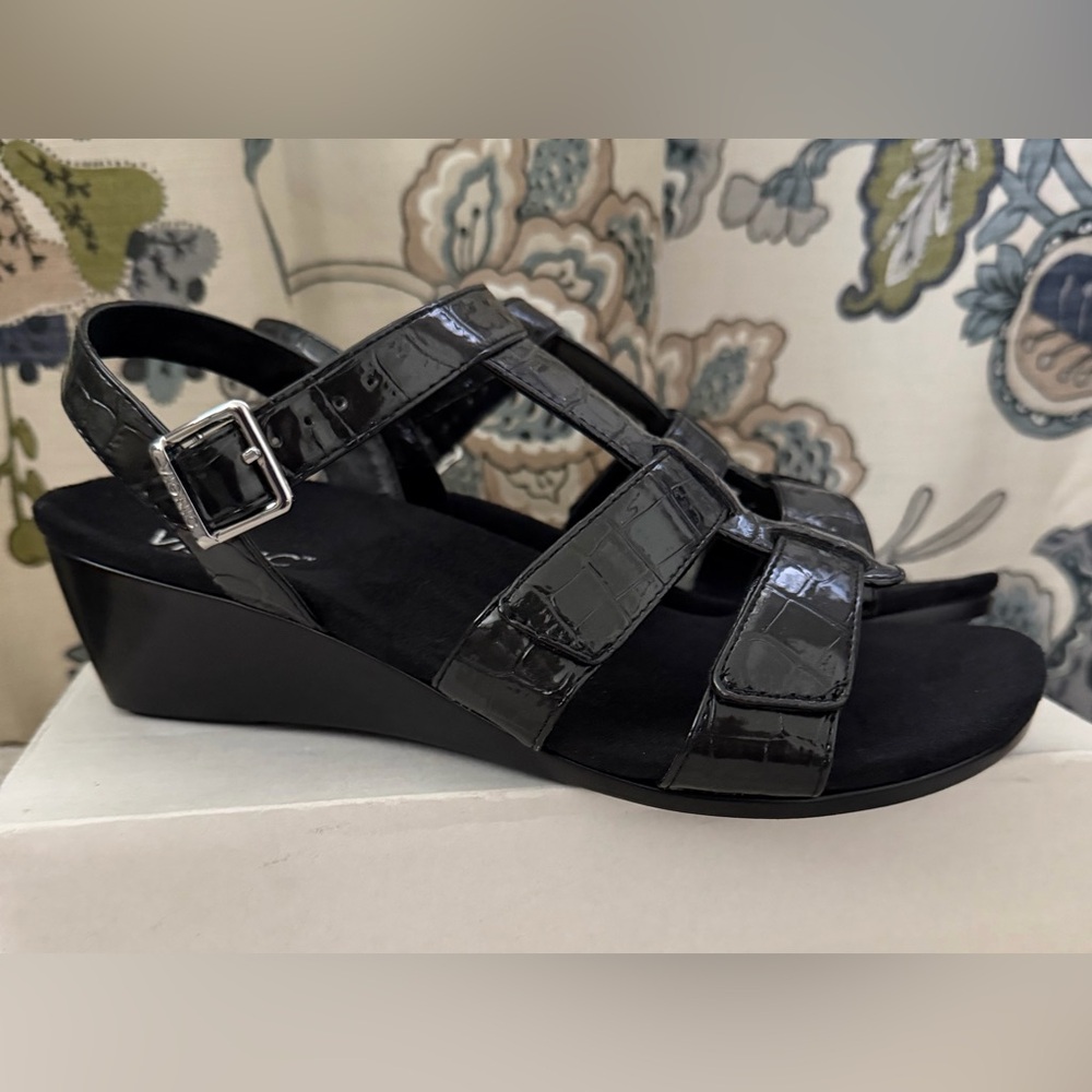 Vionic Orthaheel Technology Black Crocodile-Embossed Women's Sandals, Size 9 - Picture 3 of 8